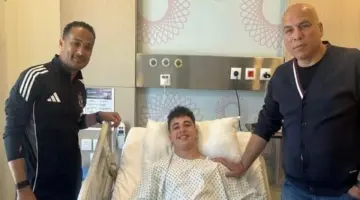 محمد يوسف ووليد سليمان يساندان بلال عطية بعد إجرائه جراحة الركبة